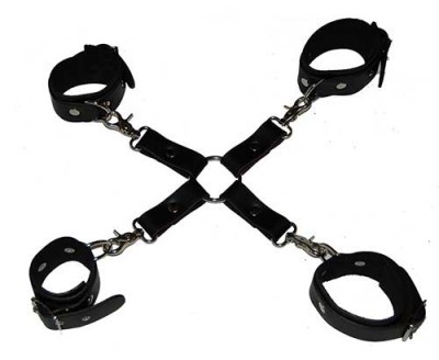 Croix en Cuir et Menottes